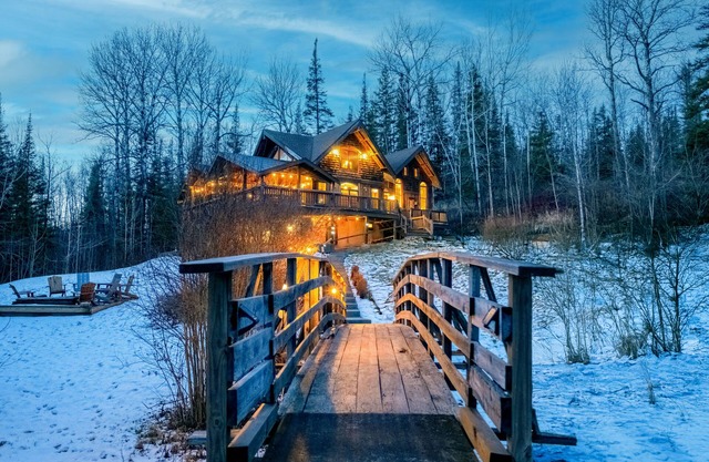 North Shore Timber Home! Minutes To Town! Acres of Privacy! HUNTERS INQUIRE!