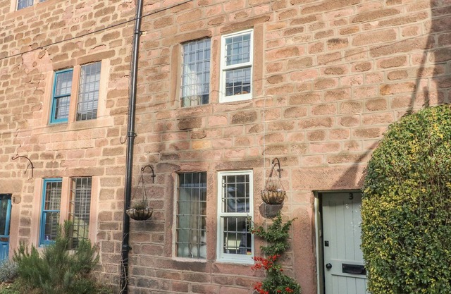 NORTH STREET COTTAGE, family friendly, with a garden in Cromford