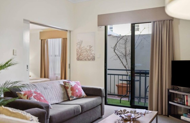 Northbridge Escape: Poolside Comfort & WiFi