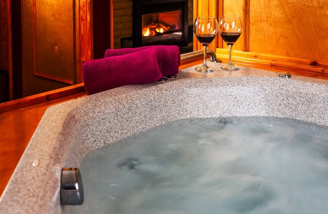 Northern Memories Couples Getaway! Open 24/7: Jacuzzi/Grill/Firepit/Pet friendly