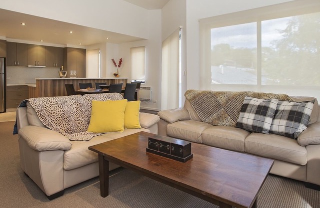 Northview 2 - Modern 2BR Townhouse l Lake View l Central Location l Spa Bath l WiFi
