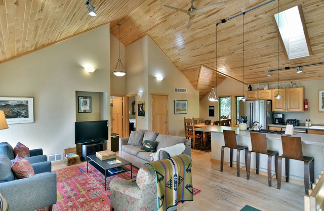 Northwoods Luxury - Private Lake, Gourmet Kitchen, Sauna!