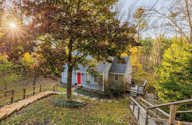 Norwich Cottage 3BD/2BA - 1mi to Dartmouth