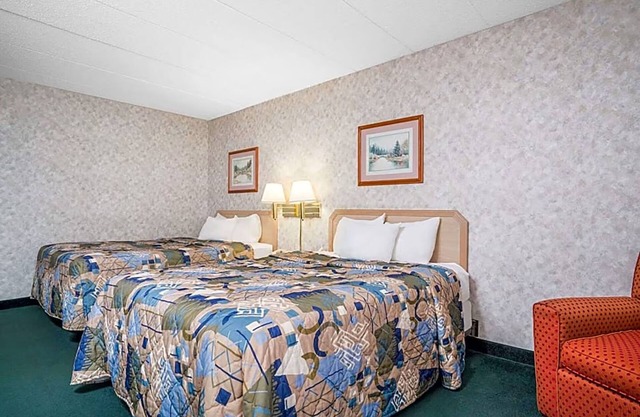 Norwood Inn and Suites Lacrosse - Standard 2 Queen Bed Non Smoking