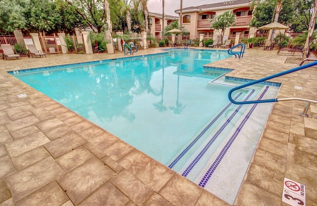 Not Evolve - 2 KINGS, ground floor - Heated Pool & gas grill! Cardinals Stadium!