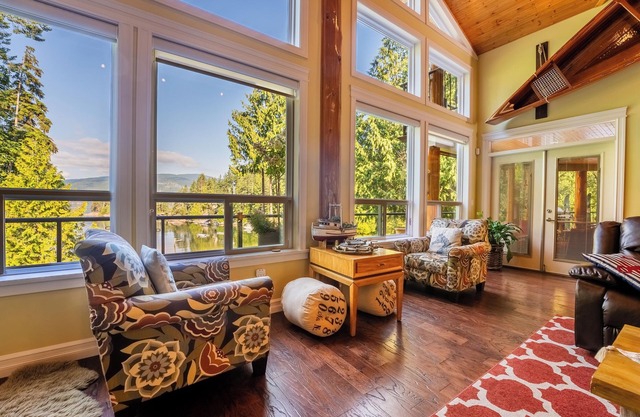 nSunshine Coast Waterfront Vacation Rental Perfect place for family reunions.nn