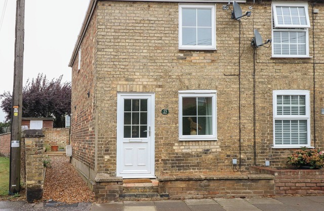 NUB END, character holiday cottage, with a garden in Downham Market