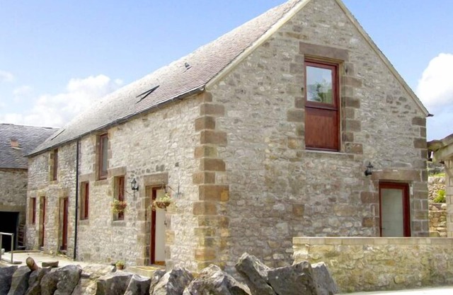 NUFFIES COTTAGE, family friendly, with a garden in Winster