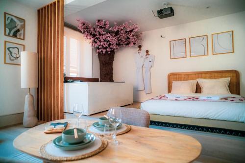 Nuit romantique, Suite avec jacuzzi et cinéma privé au design Japandi