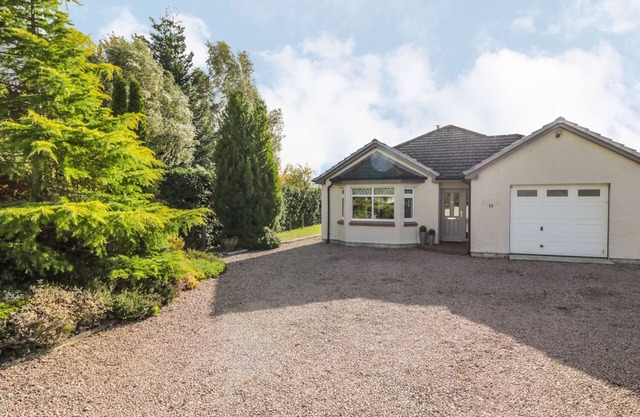 NUMBER 11, family friendly, with hot tub in Beauly
