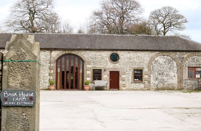 NUMBER 4, family friendly, character holiday cottage in Biggin