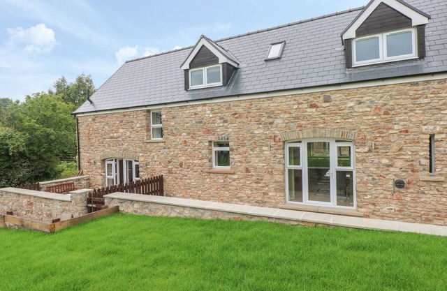 NUTHATCH BARN, pet friendly, character holiday cottage in Pontyclun