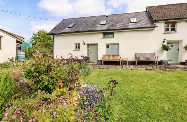 NUTHATCH COTTAGE, pet friendly, with a garden in Okehampton
