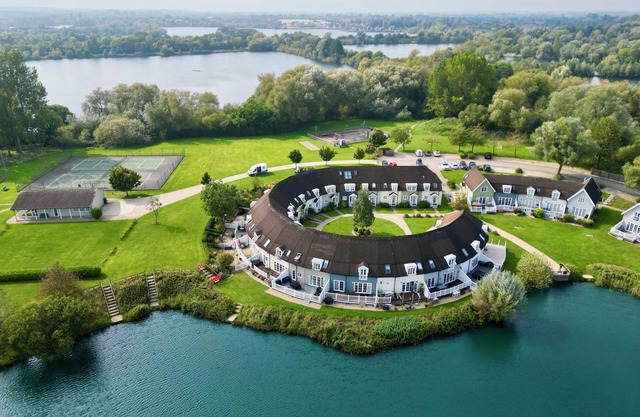 Nyhavn Lakeside Cottage set on Isis Lake in the Cotswold Lakes - Pet Friendly