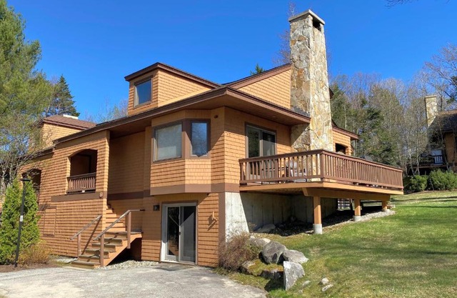 O7 Slopeside Bretton Woods Resort cottage with upscale stylings cozy decor tons of space