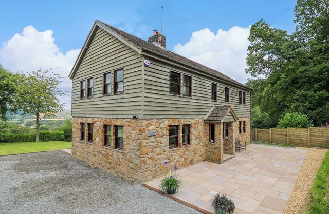 OAK APPLE COTTAGE, pet friendly, with open fire in Presteigne