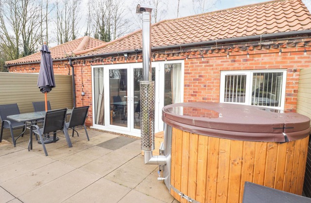 OAK COTTAGE, pet friendly, with hot tub in Barrow-Upon-Humber