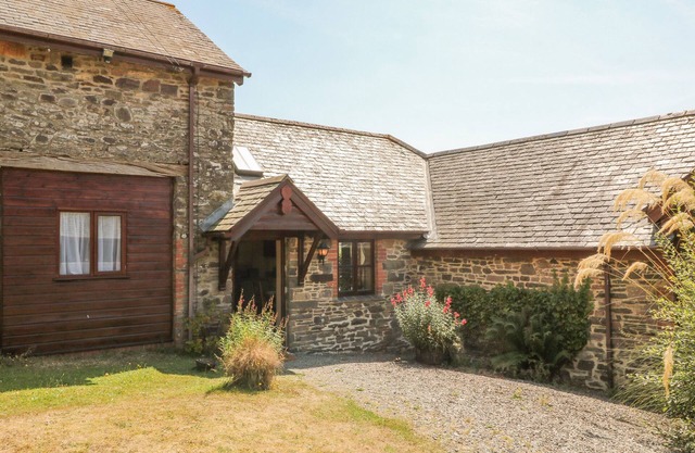 OAK COTTAGE, pet friendly, character holiday cottage in North Molton