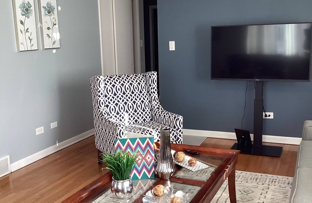Oak Lawn big 2nd floor Condo for 8 ppl 3 bedroom 2 bath Sofa bed Garage Parking.