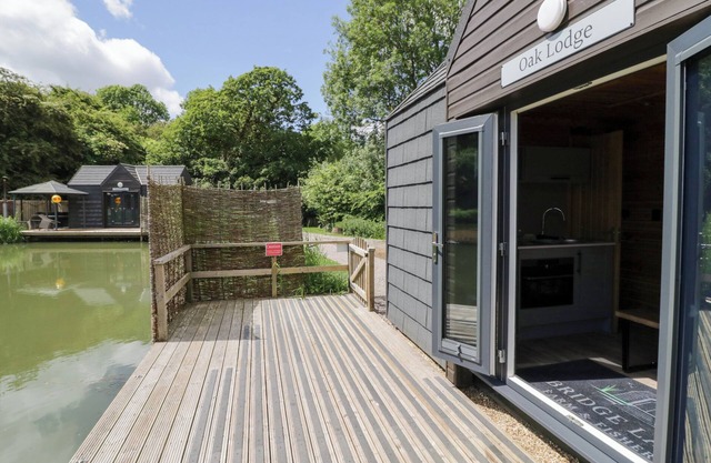 OAK LODGE AT BRIDGE LAKE FARM & FISHERY, romantic in Chacombe
