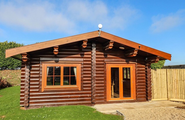 OAK LODGE, family friendly, with pool in Greetham, Rutland