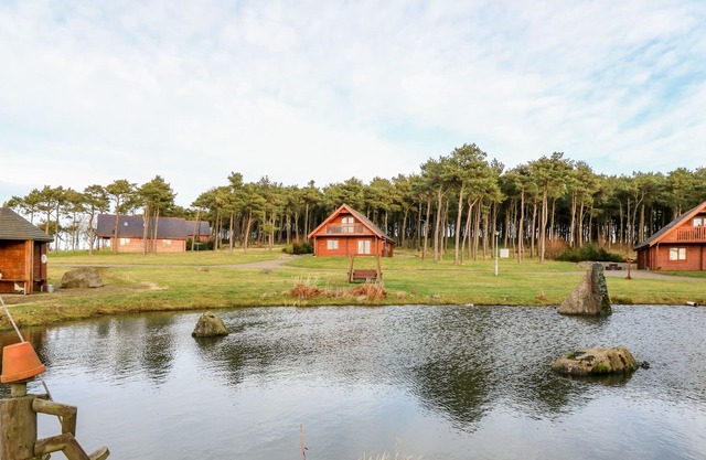 OAK LODGE, pet friendly, country holiday cottage in Aberchirder