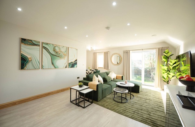 Oak Lodge - Premium 2-Bed, 2-Bath with Garden View