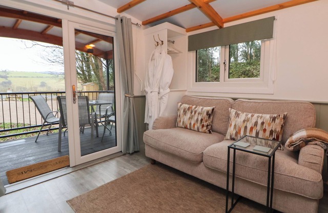 OAK, pet friendly, character holiday cottage in Afonwen