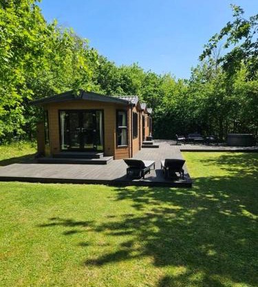 Oak Tree Lodge with Hot Tub near Alton Towers