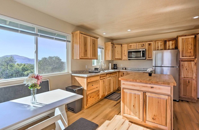 Oakhurst Duplex ~ 13 Mi to Yosemite National Park!