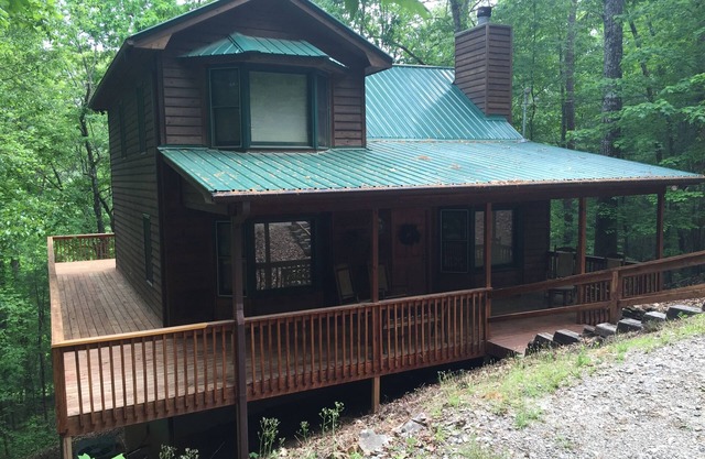"OAKRIDGE" COZY GETAWAY that won't break the bank ! Check out our Video !