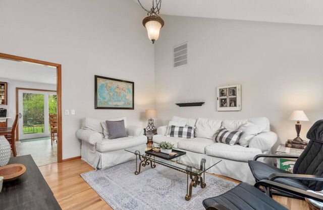 Oakway Oasis: within 3 miles of Autzen/U of O