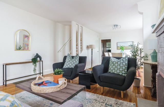 Oasis 3-bedroom house in the Beaches with AC and WiFi in Toronto