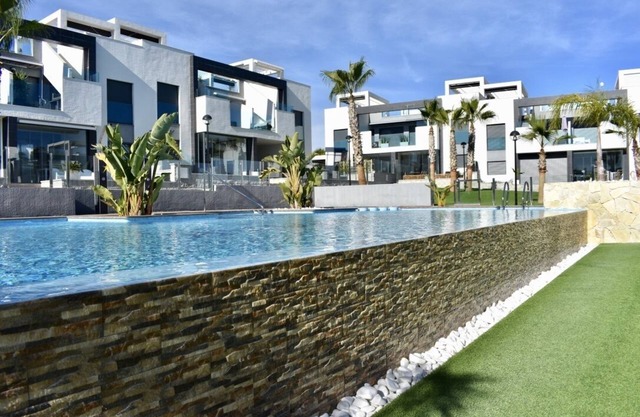 Oasis Beach IX, Luxurious south-oriented penthouse in new urbanization.