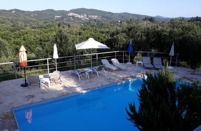 Oasis of peace in 11,000 sqm olive grove Private pool 3 km from the sea, away from tourism