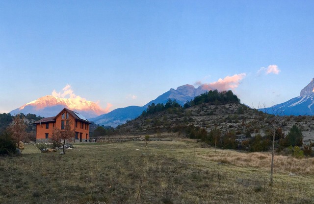 Oasis of tranquility with stunning views at the foot of the Peña Montañesa