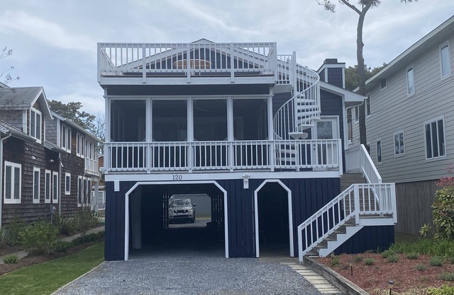 Ocean Block with ocean view- Short walk to beach; 3 blocks to downtown shopping