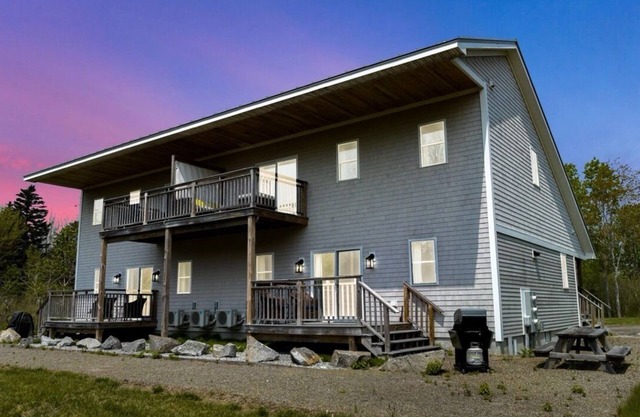 Ocean Breeze East Wind – Walk to Beach, Sleeps 6