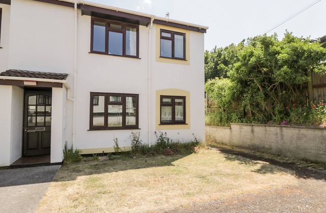 OCEAN BREEZE, pet friendly, with a garden in Brean