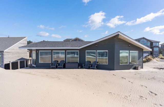 Ocean Front House - Gorgeous Views - The Beach is Your Backyard!