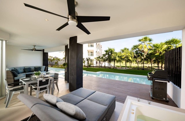 Ocean front resort, Andalucia Mareazul, Private Walkout pool
