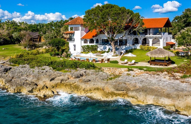 Ocean Front Villa w/private pool - 14 guests w/service