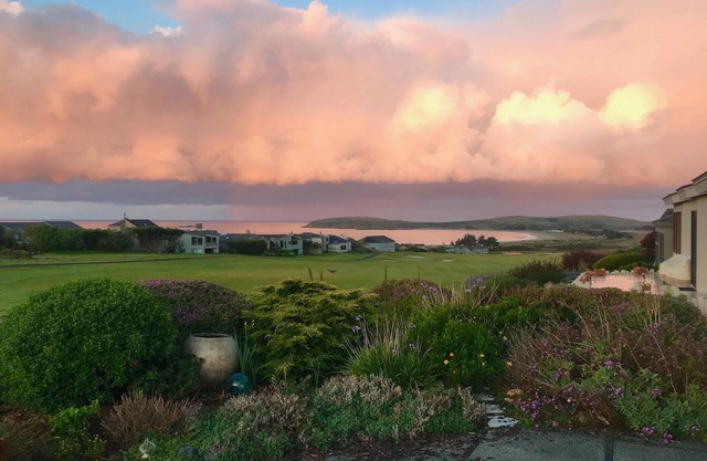 Ocean, Golf course and Mountain Views.Walk 3/4mi to the beach