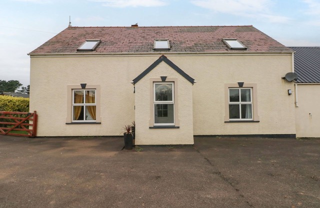 OCEAN HOUSE, pet friendly, character holiday cottage in Broad Haven