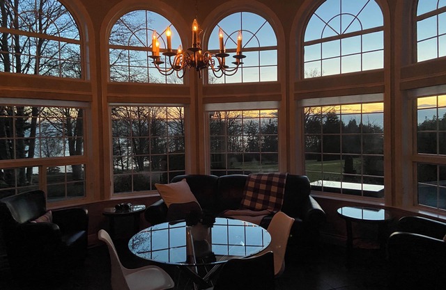 Ocean Oasis Stunning Views/Private Suite/Cozy Fireplace & so much more!