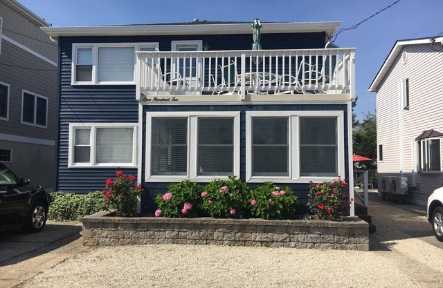 Ocean side 3 Bdrm - 8 to beach - 1st floor, clean, bright & comfortable