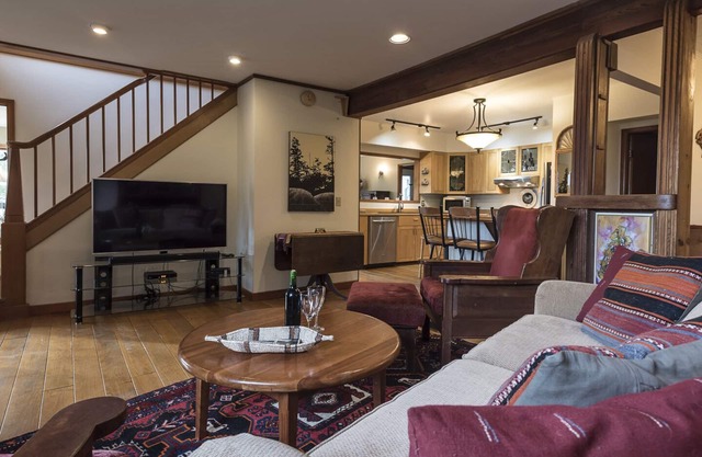 Ocean view, beach access, 3 bedroom country home.