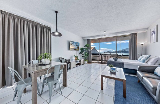 Ocean view family friendly walking distance to town WI-FI