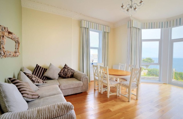 OCEAN VIEW, family friendly, country holiday cottage in Seaton, Devon
