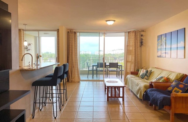 Ocean View in a central apartment w/pool and gym